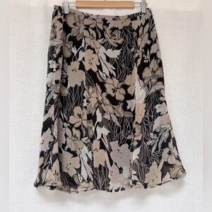 VTG knee-long rayon skirt. Black,cream,gray floral print,ruffled.Sz 10,waist 32”